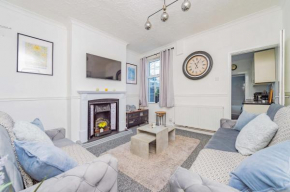 Central Townhouse Wolverhampton - Sleeps 8 - Ideal for Contractors & Families